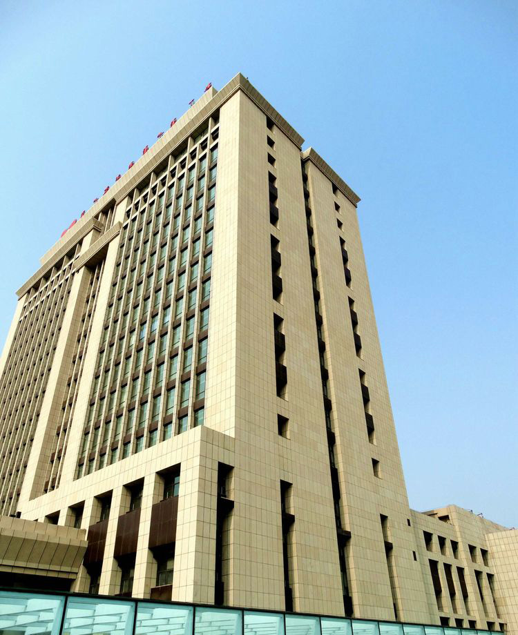 内蒙古自治区与呼和浩特市两级政务中心大楼，该项目外墙装饰及方园柱均采用我公司沙漠棕麻荔枝面产品。4.jpg