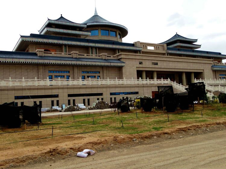 阿拉善石博园整体外墙采用沙漠棕麻荔枝面1.jpg